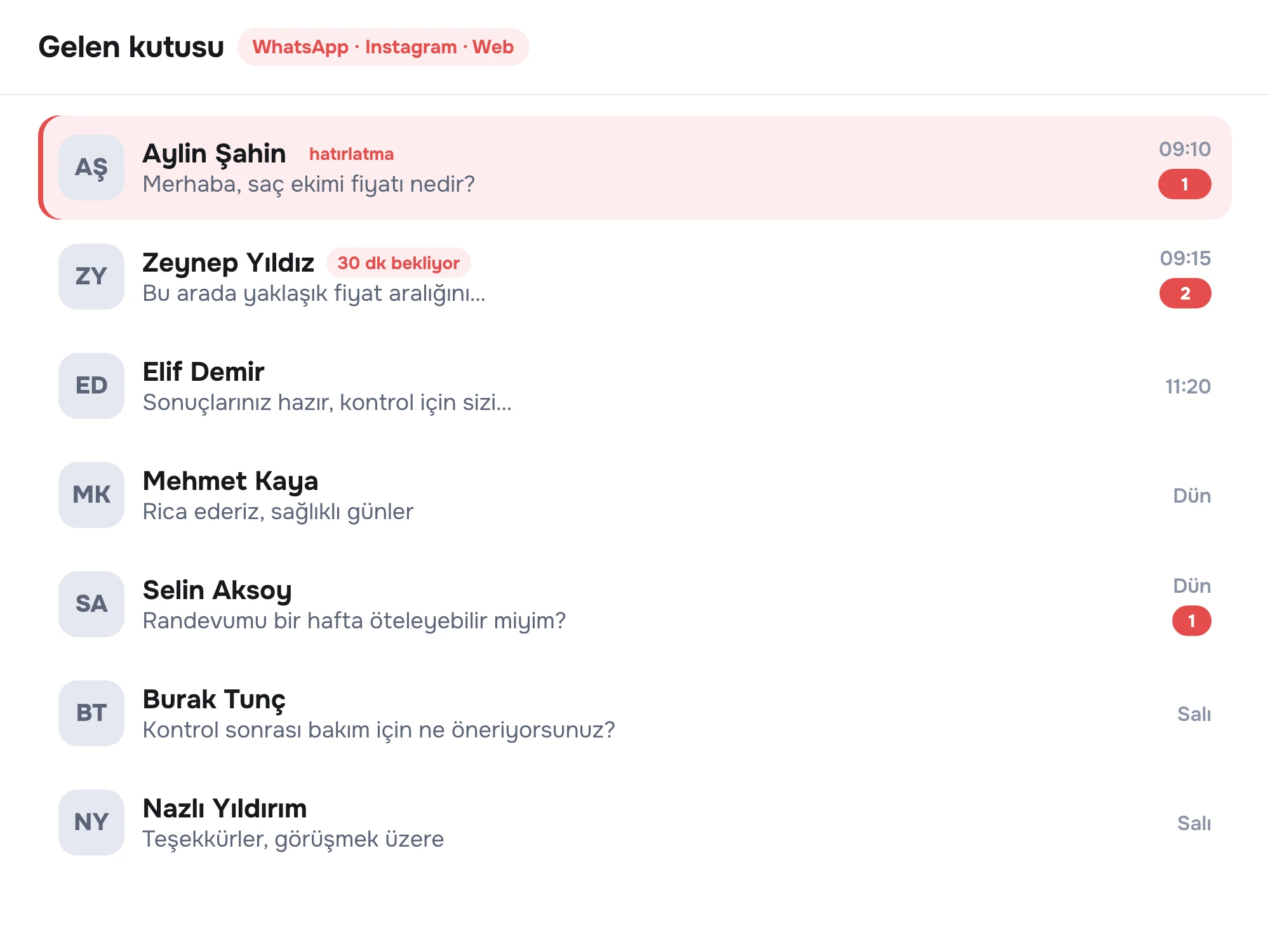 Klinik gelen kutusu: yedi hasta adayı görüşmesi tek listede, bekleme süreleri ve hatırlatma etiketleri görünür